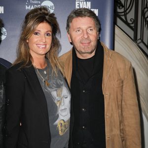 A son micro et aux côtés de Caroline Ithurbide, le comédien ne s'y interdit rien mais, lors d'une interview, il confie s'être tout de même imposé une condition vis-à-vis de sa fille de 7 ans.

Caroline Ithurbide enceinte et Philippe Lellouche - Générale de la pièce "Cher Evan Hansen" au théâtre de la Madeleine à Paris le 8 octobre 2025. © Coadic Guirec/Bestimage