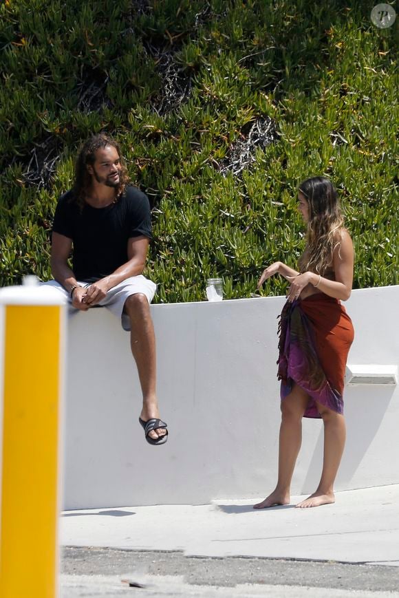 Joakim Noah et sa petite amie Isabelle Cutrim quittent une "house party" à Malibu en Californie le 16 juillet 2017.