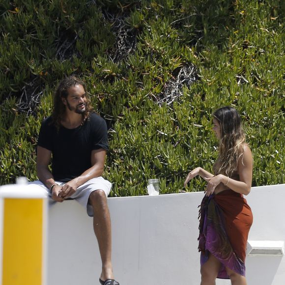 Joakim Noah et sa petite amie Isabelle Cutrim quittent une "house party" à Malibu en Californie le 16 juillet 2017.