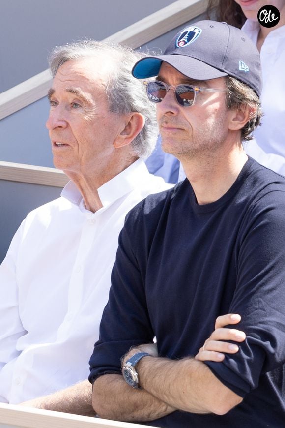 Bernard Arnault et son fils Antoine Arnault - Célébrités dans les tribunes de la finale homme des Internationaux de France de Tennis de Roland Garros 2026 le 7 juin 2026. © Jacovides-Moreau/Bestimage
