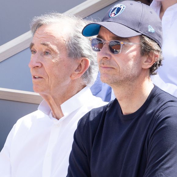 Bernard Arnault et son fils Antoine Arnault - Célébrités dans les tribunes de la finale homme des Internationaux de France de Tennis de Roland Garros 2026 le 7 juin 2026. © Jacovides-Moreau/Bestimage
