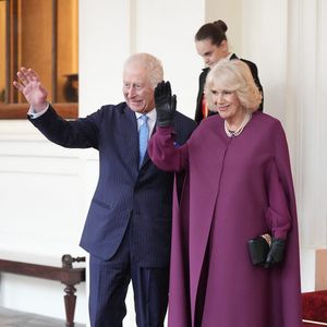 Le roi Charles III et la reine Camilla font officiellement leurs adieux à l'émir du Qatar, le cheikh Tamim bin Hamad Al Thani, et à son épouse, la cheikha Jawaher, alors qu'ils quittent le palais de Buckingham à Londres, le dernier jour de leur visite d'État au Royaume-Uni. Londres, Royaume-Uni.