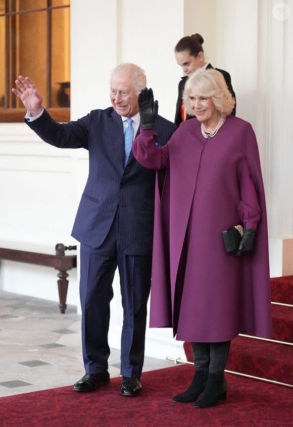 Le roi Charles III et la reine Camilla font officiellement leurs adieux à l'émir du Qatar, le cheikh Tamim bin Hamad Al Thani, et à son épouse, la cheikha Jawaher, alors qu'ils quittent le palais de Buckingham à Londres, le dernier jour de leur visite d'État au Royaume-Uni. Londres, Royaume-Uni.