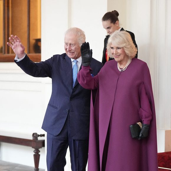 Le roi Charles III et la reine Camilla font officiellement leurs adieux à l'émir du Qatar, le cheikh Tamim bin Hamad Al Thani, et à son épouse, la cheikha Jawaher, alors qu'ils quittent le palais de Buckingham à Londres, le dernier jour de leur visite d'État au Royaume-Uni. Londres, Royaume-Uni.