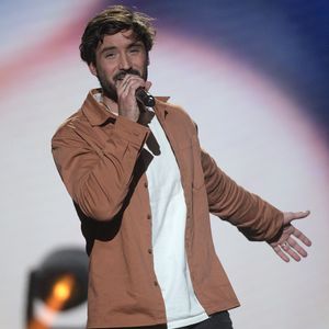 Trois ans après son deuxième album, Jérémy Frérot revient en 2024 avec un titre touchant, « Adieu », dans lequel il chante sa rupture avec la nageuse et leur nouvelle vie de parents séparés de deux enfants. 
Crédit : Cyril Moreau / Bestimage