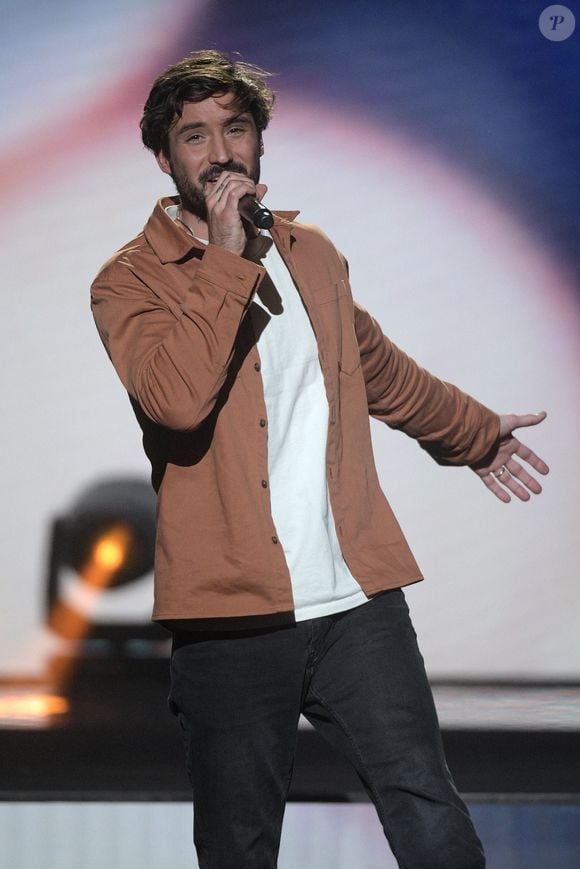 Trois ans après son deuxième album, Jérémy Frérot revient en 2024 avec un titre touchant, « Adieu », dans lequel il chante sa rupture avec la nageuse et leur nouvelle vie de parents séparés de deux enfants. 
Crédit : Cyril Moreau / Bestimage