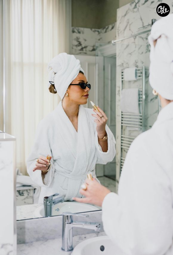 Pour une expérience luxueuse, le baume concentré La Mer repulpe intensément la zone à l'aide de son pinceau d'application exclusif.

La rédaction d'Ode propose 5 produits pour raffermir efficacement le cou et le décolleté.
