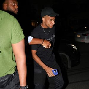 Paris, FRANCE Le footballeur français Kylian Mbappé passe la soirée avec des amis et deux mystérieuses femmes au restaurant Loulou à Paris. La star du football est restée dehors de 21 heures à 1 heure du matin !