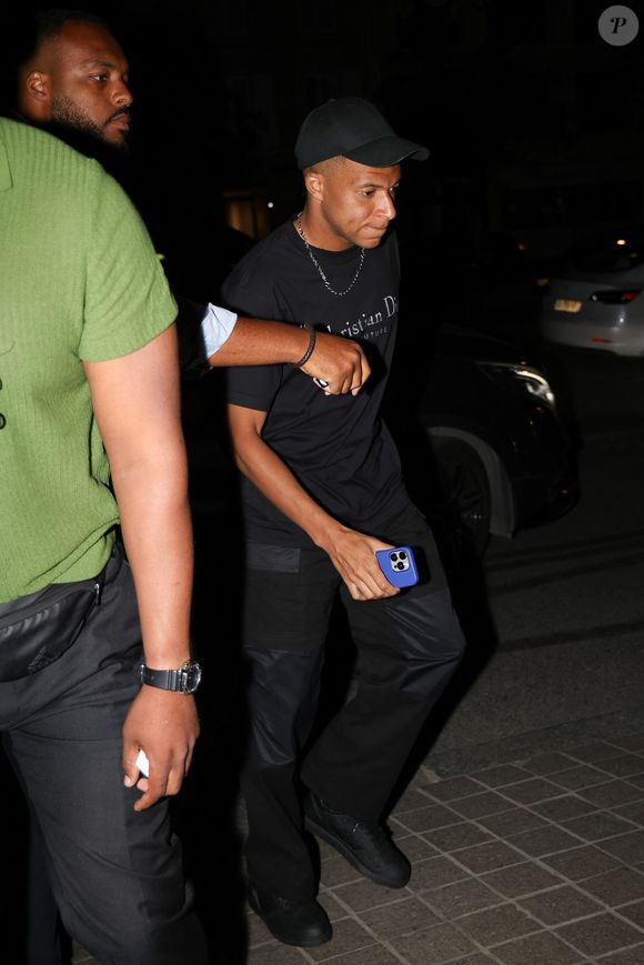 Paris, FRANCE Le footballeur français Kylian Mbappé passe la soirée avec des amis et deux mystérieuses femmes au restaurant Loulou à Paris. La star du football est restée dehors de 21 heures à 1 heure du matin !