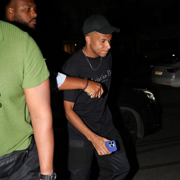 Paris, FRANCE Le footballeur français Kylian Mbappé passe la soirée avec des amis et deux mystérieuses femmes au restaurant Loulou à Paris. La star du football est restée dehors de 21 heures à 1 heure du matin !