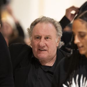 Le 27 mars 2025, le parquet a finalement requis une peine de 18 mois de prison avec un sursis probatoire de trois ans contre le célèbre comédien de 76 ans, accusé d'agressions sexuelles sur deux femmes lors du tournage d'un film "Les Volets Verts" de Jean Becker en 2021.

Gérard Depardieu et sa fille Roxane Depardieu à la sortie du procès de Gérard Depardieu pour agressions sexuelles sur deux femmes lors d'un tournage de film en 2021 au tribunal correctionnel de Paris, France, le 25 mars 2025. © Pierre Perusseau/Bestimage