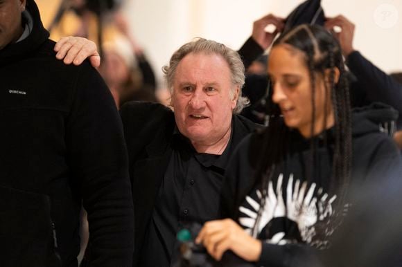 Le 27 mars 2025, le parquet a finalement requis une peine de 18 mois de prison avec un sursis probatoire de trois ans contre le célèbre comédien de 76 ans, accusé d'agressions sexuelles sur deux femmes lors du tournage d'un film "Les Volets Verts" de Jean Becker en 2021.

Gérard Depardieu et sa fille Roxane Depardieu à la sortie du procès de Gérard Depardieu pour agressions sexuelles sur deux femmes lors d'un tournage de film en 2021 au tribunal correctionnel de Paris, France, le 25 mars 2025. © Pierre Perusseau/Bestimage