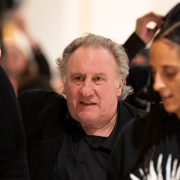 Le 27 mars 2025, le parquet a finalement requis une peine de 18 mois de prison avec un sursis probatoire de trois ans contre le célèbre comédien de 76 ans, accusé d'agressions sexuelles sur deux femmes lors du tournage d'un film "Les Volets Verts" de Jean Becker en 2021.

Gérard Depardieu et sa fille Roxane Depardieu à la sortie du procès de Gérard Depardieu pour agressions sexuelles sur deux femmes lors d'un tournage de film en 2021 au tribunal correctionnel de Paris, France, le 25 mars 2025. © Pierre Perusseau/Bestimage