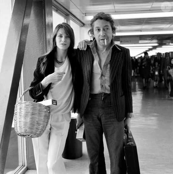 Jane Birkin and Serge Gainsbourg à l'aéroport de Londres en 1977