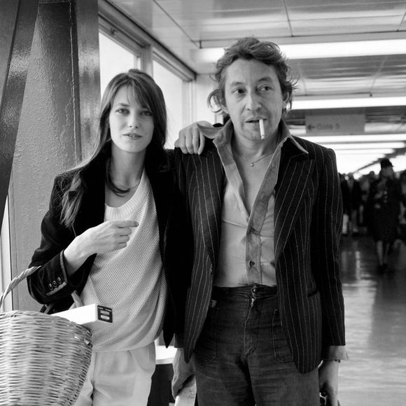 Jane Birkin and Serge Gainsbourg à l'aéroport de Londres en 1977