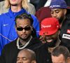 Le rappeur Kalash s’est mêlé à l’ambiance, encourageant bruyamment les Tricolores.

Kalash - Célébrités dans les tribunes lors du match de qualification pour la Coupe du Monde 2026 entre la France et l'Islande (2-1) au Parc des Princes à Paris le 9 septembre 2025. © Lionel Urman/Bestimage