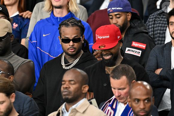 Le rappeur Kalash s’est mêlé à l’ambiance, encourageant bruyamment les Tricolores.

Kalash - Célébrités dans les tribunes lors du match de qualification pour la Coupe du Monde 2026 entre la France et l'Islande (2-1) au Parc des Princes à Paris le 9 septembre 2025. © Lionel Urman/Bestimage