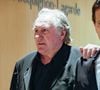 L’une d’elle affirme que Gérard Depardieu l’a attrapé par la taille avant de descendre jusqu’à ses hanches puis de toucher son pubis et ses seins
L'acteur français Gérard Depardieu arrive, avec son avocat Jérémie Assous, à l'ouverture de son procès pour agressions sexuelles sur deux femmes lors d'un tournage de film, au tribunal correctionnel de Paris, France. © Christophe Clovis/Bestimage