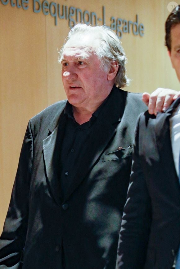 L’une d’elle affirme que Gérard Depardieu l’a attrapé par la taille avant de descendre jusqu’à ses hanches puis de toucher son pubis et ses seins

L'acteur français Gérard Depardieu arrive, avec son avocat Jérémie Assous, à l'ouverture de son procès pour agressions sexuelles sur deux femmes lors d'un tournage de film, au tribunal correctionnel de Paris, France. © Christophe Clovis/Bestimage
