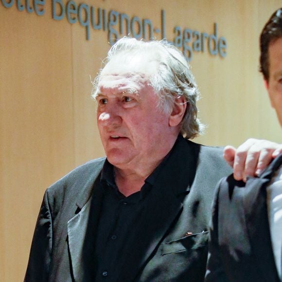 L’une d’elle affirme que Gérard Depardieu l’a attrapé par la taille avant de descendre jusqu’à ses hanches puis de toucher son pubis et ses seins

L'acteur français Gérard Depardieu arrive, avec son avocat Jérémie Assous, à l'ouverture de son procès pour agressions sexuelles sur deux femmes lors d'un tournage de film, au tribunal correctionnel de Paris, France. © Christophe Clovis/Bestimage