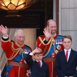 Camilla Parker Bowles, reine consort d'Angleterre, Le roi Charles III d'Angleterre, Le prince Louis de Galles, Le prince George de Galles, Le prince William, prince de Galles, Catherine (Kate) Middleton, princesse de Galles, La princesse Charlotte de Galles - Les membres de la famille royale britannique au balcon de Buckingham Palace lors de la cérémonie Trooping the Colour à Londres, le 14 juin 2025. Affecté par le crash du Boeing 787 Dreamliner à Ahmedabad du 12 juin, le souverain et les officiels porteront un brassard noir en hommage aux plus de 270 victimes. Bon nombre d'elles étaient des ressortissants britanniques.
© Mirrorpix / Bestimage