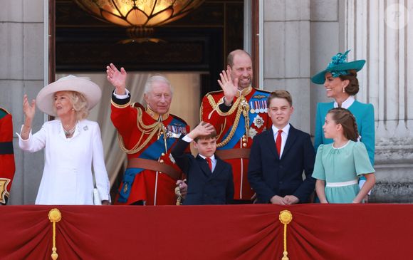 Camilla Parker Bowles, reine consort d'Angleterre, Le roi Charles III d'Angleterre, Le prince Louis de Galles, Le prince George de Galles, Le prince William, prince de Galles, Catherine (Kate) Middleton, princesse de Galles, La princesse Charlotte de Galles - Les membres de la famille royale britannique au balcon de Buckingham Palace lors de la cérémonie Trooping the Colour à Londres, le 14 juin 2025. Affecté par le crash du Boeing 787 Dreamliner à Ahmedabad du 12 juin, le souverain et les officiels porteront un brassard noir en hommage aux plus de 270 victimes. Bon nombre d'elles étaient des ressortissants britanniques.
© Mirrorpix / Bestimage