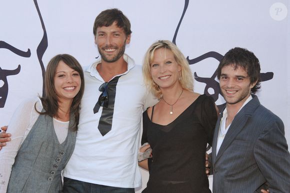 Les acteurs de l'émission 'Plus Belle La Vie', Dounia Coesens, Julien Bravo, Laurent Kerusore et Rebecca Hampton posent ensemble lors du gala de charité 'Faire Face' Cancer & Sida qui s'est tenu au restaurant 'Le Family' à Carry le Rouet près de Marseille, France, le 28 juin 2007. EXCLUSIF Photo by Nicolas Khayat/ABACAPRESS.COM