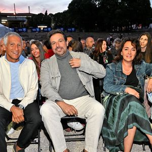 Nagui, Bruno Salomone, Stéphanie Pareja et Pascale Rivolta, du protocole de la mairie d'Eze, durant la soirée de clôture de la 1ere édition du festival Les Théâtrales d'Eze en plein air à l'oppidum du Col d'Eze avec la pièce "Brexit sentimental", le 8 août 2023.
© Bruno Bebert / Bestimage
