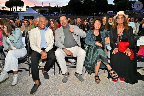 Nagui, Bruno Salomone, Stéphanie Pareja et Pascale Rivolta, du protocole de la mairie d'Eze, durant la soirée de clôture de la 1ere édition du festival Les Théâtrales d'Eze en plein air à l'oppidum du Col d'Eze avec la pièce "Brexit sentimental", le 8 août 2023.
© Bruno Bebert / Bestimage