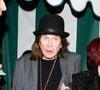 Il s’agit d’Ozzy Osbourne, surnommé « The Prince of Darkness », qui a profondément marqué l’histoire du heavy metal et du rock

Exclusif - Sharon Osbourne aide son mari Ozzy Osbourne (qui marche à l'aide d'une canne) à rejoindre à leur voiture après un dîner avec Andrew Watt au restaurant de l'hôtel San Vicente Bungalows à West Hollywood, Los Angeles, le 10 janvier 2020. Bestimage