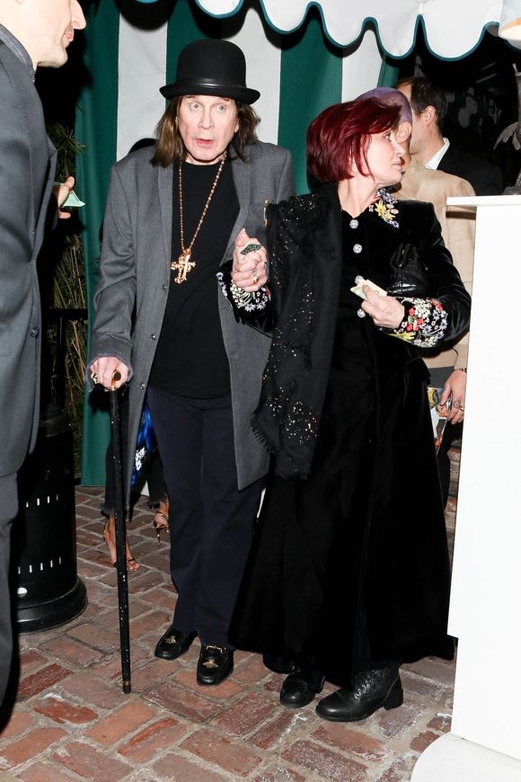 Il s’agit d’Ozzy Osbourne, surnommé « The Prince of Darkness », qui a profondément marqué l’histoire du heavy metal et du rock

Exclusif - Sharon Osbourne aide son mari Ozzy Osbourne (qui marche à l'aide d'une canne) à rejoindre à leur voiture après un dîner avec Andrew Watt au restaurant de l'hôtel San Vicente Bungalows à West Hollywood, Los Angeles, le 10 janvier 2020. Bestimage