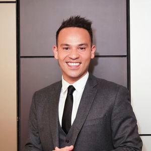 Mohamed Bouhafsi poursuit aujourd’hui ses activités à la tête de 3e Œil tout en animant C à vous le week-end.

Mohamed Bouhafsi en backstage de l’émission "La grande soirée du 31 décembre de Paris" diffusée sur France 2 sur les Champs-Elysées à Paris, France, le 31 décembre 2024.  © Clovis-Tribeca/Bestimage