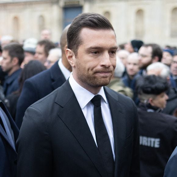 Le président du parti d'extrême droite français Rassemblement national, Jordan Bardella, quitte les lieux après une cérémonie à la mémoire de Jean-Marie Le Pen, figure de l'extrême droite française, à l'église Notre-Dame du Val-de-Grâce à Paris, le 16 janvier 2025. Photo par Raphael Lafargue/ABACAPRESS.COM