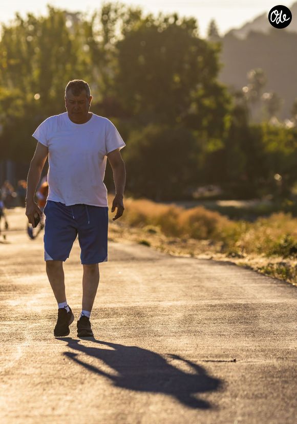 La marche peut notamment favoriser la santé cardiovasculaire, la mobilité et le bien-être général.

Image Pexels