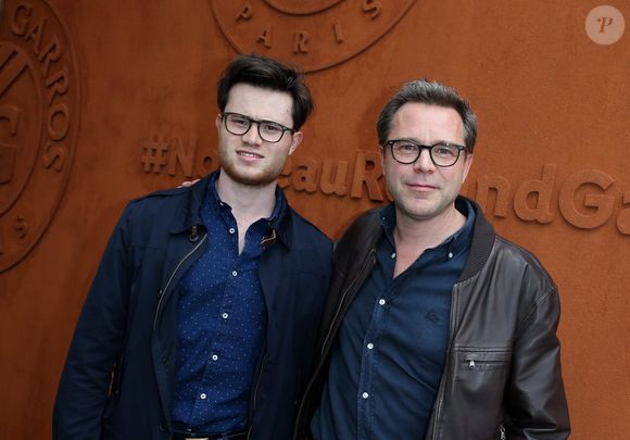 Depuis début 2025, Amaury anime un podcast sur la finance personnelle intitulé "La Martingale"

Guillaume de Tonquédec et son fils Amaury au village des Internationaux de Tennis de Roland Garros le 26 mai 2016.

© Dominique Jacovides / Bestimage