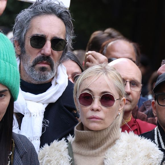 Emmanuelle Béart et son mari Frederic Chaudier participent à la marche silencieuse pour la paix au Proche-Orient, entre l'Institut du monde arabe et le musée d'art et d'histoire du judaïsme à Paris, le 19 novembre 2023.  © Denis Guignebourg / Bestimage