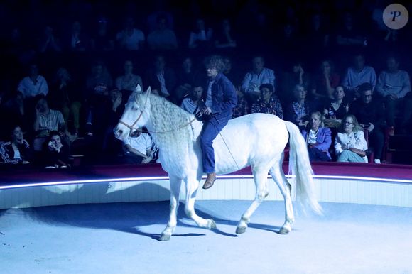 Exclusif - Alex Lutz et son cheval Mimo lors de la Première représentation de son Spectacle « Sexe, grog et rocking chair », au Cirque d'hiver à Paris, France, le 4 Avril 2025.  © Bertrand Rindoff/Bestimage