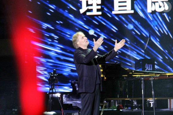 Où les gens dépensent de grosses sommes pour le voir jouer

Richard Clayderman en concert à Wuhu en Chine le 20 août 2018.