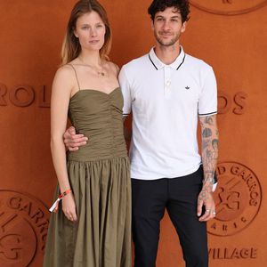 Un bonheur parfait qui fait rêver !

Constance Jablonski et son mari Matthias Dandois au village lors des Internationaux de France de tennis de Roland Garros 2024 à Paris le 9 juin 2024. (Jacovides-Moreau/ Bestimage).