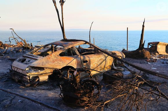 - Vues générales de la Pacific Coast Highway et de ce qui reste du restaurant Moonshadows après les incendies dans la région de Los Angeles 



Pictured: Malibu PCH