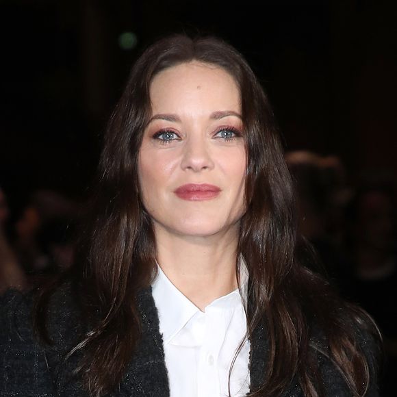Marion Cotillard - Célébrités au Défilé Chanel, Collections Prêt-à-porter Printemps / Eté 2026, dans le cadre de la Fashion Week de Paris. Au Grand Palais à Paris, France, le 06 Octobre 2025. 

© Bertrand Rindoff / Bestimage