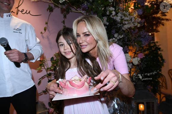 Adriana Karembeu avec sa fille Nina - A l'occasion de la fête des Mères, Adriana Karembeu et Lenôtre s'associent pour créer l'entremets "Nina" au Pré Catelan à Paris le 29 avril 2025.
© Rachid Bellak/Bestimage