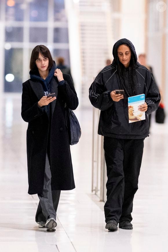 Iman Perez et Roxane Depardieu à la sortie du procès de Gérard Depardieu pour agressions sexuelles sur deux femmes lors d'un tournage de film en 2021 au tribunal correctionnel de Paris, France, le 25 mars 2025. © Pierre Perusseau/Bestimage