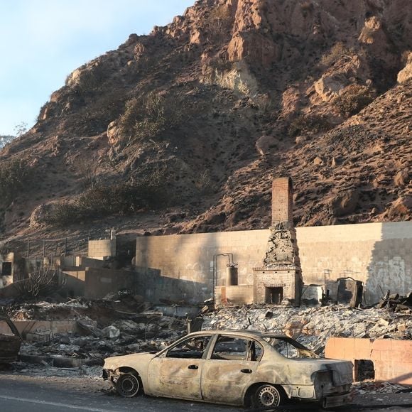 Vues générales de la Pacific Coast Highway et de ce qui reste du restaurant Moonshadows après les incendies dans la région de Los Angeles