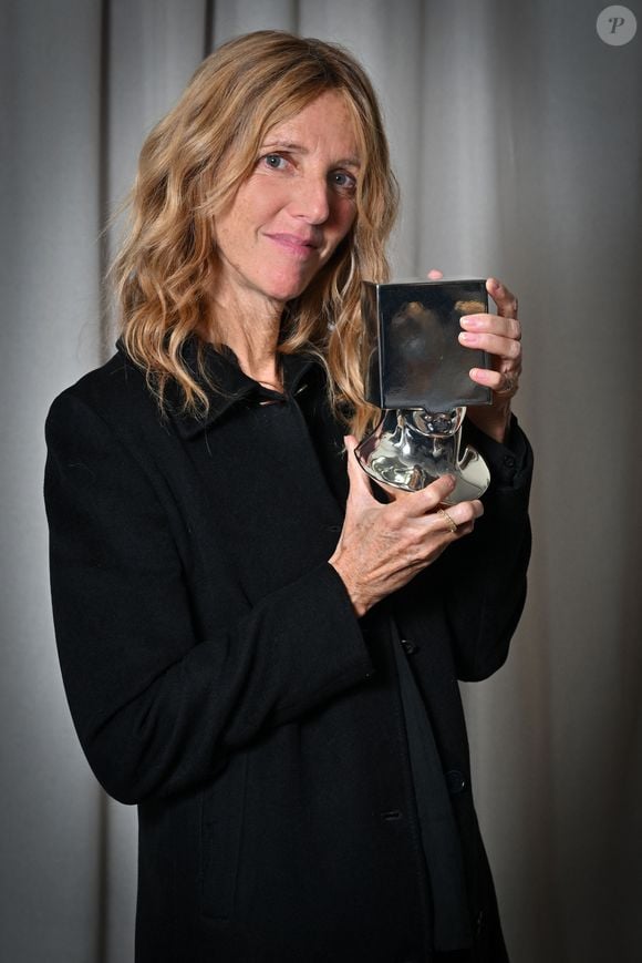 Sandrine Kiberlain pose avec son prix, reçu au Festival de Nice Cinéroman à Nice, le 5 octobre 2024.