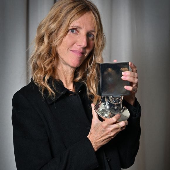 Sandrine Kiberlain pose avec son prix, reçu au Festival de Nice Cinéroman à Nice, le 5 octobre 2024.