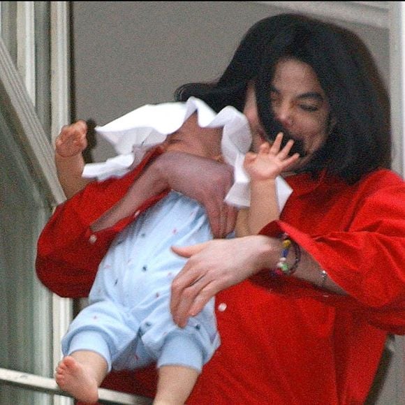 Le 19/11/2002. Michael Jackson, qui est en Allemagne pour recevoir le Bambi d'or, récompense pour l'ensemble de sa carrière, se montre à la fenêtre de sa luxueuse suite à l'hôtel Adlon de Berlin avec son plus jeune fils, le Prince Michael II, dit Blanket. © Olaf Selchow/DPA/ABACA.