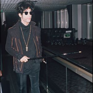 Le 21 avril 2016, le chanteur succombait à une overdose d'antidouleur

Prince à l'aéroport d'Heathrow à Londres en 1993 © Alpha Agency Bestimage