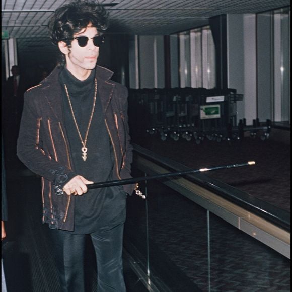 Le 21 avril 2016, le chanteur succombait à une overdose d'antidouleur

Prince à l'aéroport d'Heathrow à Londres en 1993 © Alpha Agency Bestimage