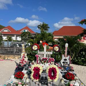 Exclusif - Illustration de la tombe de Johnny Hallyday refleurie pour l'anniversaire posthume (80 ans) de la star dans le cimetière marin de Lorient à Saint-Barthélemy, Antilles françaises, France, le 15 juin 2023.